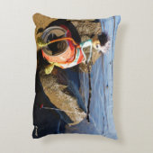 Vissende Fubby op een blikje aan de waterkant. アクセントクッション (裏面(縦))