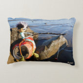 Vissende Fubby op een blikje aan de waterkant. アクセントクッション (裏面)