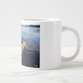 Vissende Fubby op een blikje aan de waterkant. ジャンボコーヒーマグカップ (右)