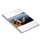 Vissende Fubby op een blikje aan de waterkant. ノートブック (右側)