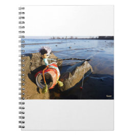 Vissende Fubby op een blikje aan de waterkant. ノートブック