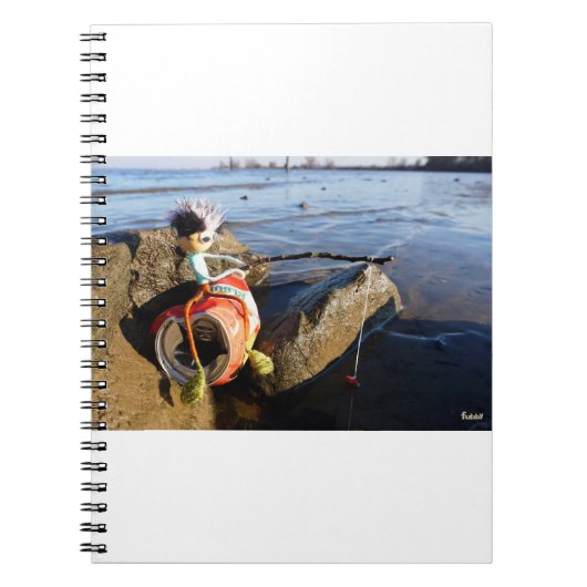 Vissende Fubby op een blikje aan de waterkant. ノートブック (正面)