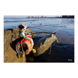 Vissende Fubby op een blikje aan de waterkant. ポスター