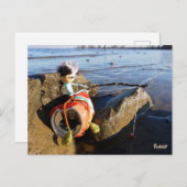 Vissende Fubby op een blikje aan de waterkant. ポストカード (正面/裏面)