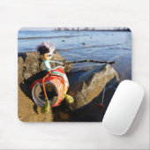 Vissende Fubby op een blikje aan de waterkant. マウスパッド (マウス)