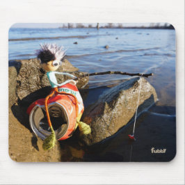Vissende Fubby op een blikje aan de waterkant. マウスパッド
