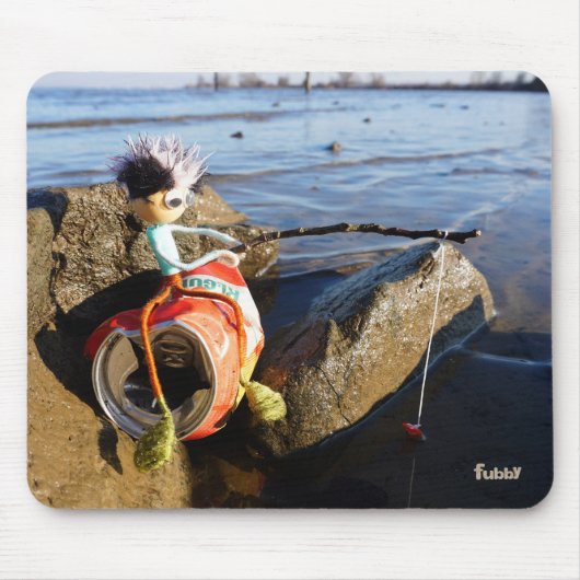 Vissende Fubby op een blikje aan de waterkant. マウスパッド (正面)