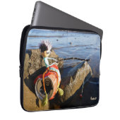 Vissende Fubby op een blikje aan de waterkant. ラップトップスリーブ (正面右)