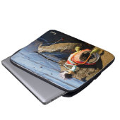 Vissende Fubby op een blikje aan de waterkant. ラップトップスリーブ (正面下部)