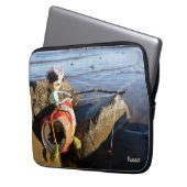 Vissende Fubby op een blikje aan de waterkant. ラップトップスリーブ (正面左)