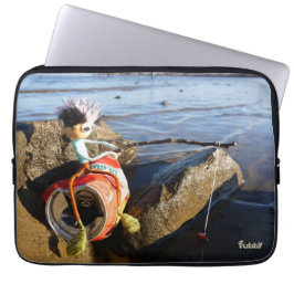 Vissende Fubby op een blikje aan de waterkant. ラップトップスリーブ