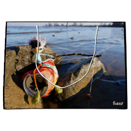 Vissende Fubby op een blikje aan de waterkant. ラージペーパーバッグ