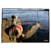 Vissende Fubby op een blikje aan de waterkant. ラージペーパーバッグ (裏面)