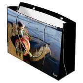 Vissende Fubby op een blikje aan de waterkant. ラージペーパーバッグ (裏面アングル)