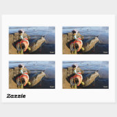 Vissende Fubby op een blikje aan de waterkant. 長方形シール (シート)