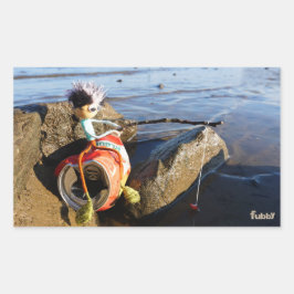 Vissende Fubby op een blikje aan de waterkant. 長方形シール