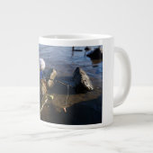 Vissende Fubby op een steen. ジャンボコーヒーマグカップ (正面右)