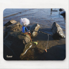 Vissende Fubby op een steen. マウスパッド