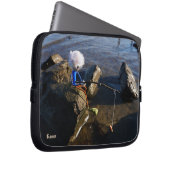 Vissende Fubby op een steen. ラップトップスリーブ (正面右)