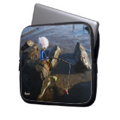 Vissende Fubby op een steen. ラップトップスリーブ (正面左)