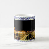 Vista nocturna da Ponte D. Luís I no Porto コーヒーマグカップ (中央)