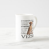 Vizslaの特性の骨灰磁器のマグ ボーンチャイナマグカップ (正面右)