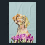 Vizslaの犬およびクロッカスの花の水彩画 キッチンタオル<br><div class="desc">これはわずかに彼女の頭部をtiltling長くだらしない耳を搭載するvizsla犬の水彩画の絵画です。 彼女は柔らかい目との空気のような一見を有します。 彼女はクロッカスの花の後ろにあります。</div>