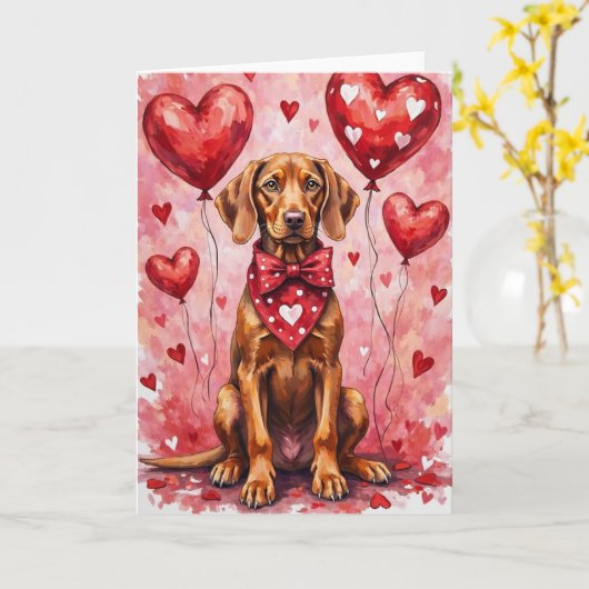 Vizsla Valentine Dog Sitting with Hearts Red カード (黄色い花)