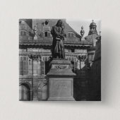 Voltaireの彫像 缶バッジ (正面)