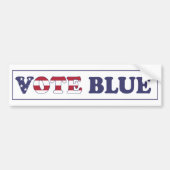 Vote Blue – アメリカ国旗のタイポグラフィ バンパーステッカー (正面)
