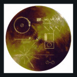 Voyager 1と2地球の黄金記録音 ポスター<br><div class="desc">この金ゴールドアルミカバーは保護Voyager 1と2「地球の音」の金ゴールドメッキされた記録をマイクロ隕石衝突から設計したが、その記録に対する鍵をファインダーに提供する二重の目的を果たしてい遊る。カバーの内側と外側の両方の面に説明図が表示され、外側の図は時間とともに侵食される。ボー飛んでいるヤガー1と2に乗って同じ「黄金」の記録は、地球の話は遠く深い宇宙に運の物語である。12インチの金ゴールドメッキ銅ディスクは、60言語の挨拶、文化や時代の音楽のサンプル、地球の自然や人造りの音を含違うむ。また、高度な技術文明が図や写真に変換できる電子情報も含まれている。現在、両方のボイジャー探査機は、我々のシステムの最外端に向けて、惑星間宇宙の黒い海の中で帆走し飛んでいるてい縁どる太陽の。 http://en.wikipedia.org/wiki/File:The_Sounds_of_Earth_Record_Cover_-_GPN-2000-001978.jpg</div>