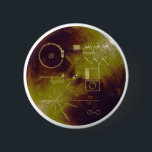 Voyager 1と2地球の黄金記録音 缶バッジ<br><div class="desc">この金ゴールドアルミカバーは保護Voyager 1と2「地球の音」の金ゴールドメッキされた記録をマイクロ隕石衝突から設計したが、その記録の鍵をファインダーに提供する二重の目的を果たしてい遊る。 

 カバーの内側と外側の両方の面に説明図が表示され、外側の図は時間とともに侵食される。ボー飛んでいるヤガー1と2に乗って同じ「黄金」の記録は、地球の話は遠く深い宇宙に運の物語である。12インチの金ゴールドメッキ銅ディスクは、60言語の挨拶、文化や時代の音楽のサンプル、地球の自然や人造りの音を含違うむ。また、高度な技術文明が図や写真に変換できる電子情報も含まれている。現在、両方のボイジャー探査機が惑星間宇宙の黒海の中を航行飛んでいるし、我々のシステムの最外に向かって縁ど太陽の流れている。

http://en.wikipedia.org/wiki/File:The_Sounds_of_Earth_Record_Cover_-_GPN-2000-001978.jpg</div>