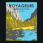 Voyageurs National Park Minnesota Vintage ポスター<br><div class="desc">Voyageurs vector artwork design. The park covers a vast area and is known for its forests,  waterways and huge,  island-dotted Rainy,  Kabetogama and Namakan lakes.</div>
