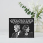 VP討論中のカマラハリス引用文 ポストカード (スタンド正面)