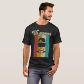 VRゲーマーレトロヴィンテージゲーム男の子のためのG Tシャツ (正面フル)