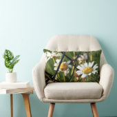 Vrede achter het hek. In bloemen illustratief. ランバークッション (椅子)