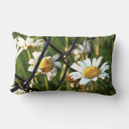 Vrede achter het hek. In bloemen illustratief. ランバークッション