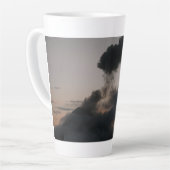 Vulkan Fuego in Guatemala カフェラテマグ (左アングル)