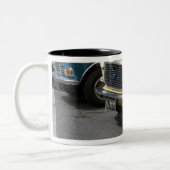 WA、シアトルのクラシックなイギリスの自動車 ツートーンマグカップ (左)