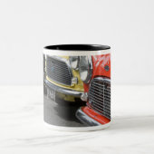 WA、シアトルのクラシックなイギリスの自動車 ツートーンマグカップ (中央)