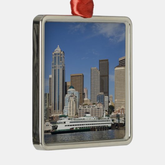 WA、シアトル、シアトルのスカイラインとフェリーボート メタルオーナメント (右)
