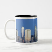 WA、シアトル、シアトル、スカイライン、エリオットベイ2 ツートーンマグカップ (左)