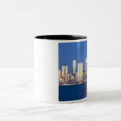 WA、シアトル、シアトル、スカイライン、エリオットベイ、2 ツートーンマグカップ (中央)