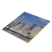 WA、シアトル、シアトル、スカイライン、フェリーボート付き タイル (側面)