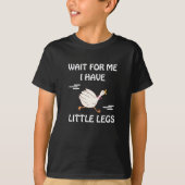 Wait For Me I Have Little Legs – Cute Funny Goose  Tシャツ (正面)