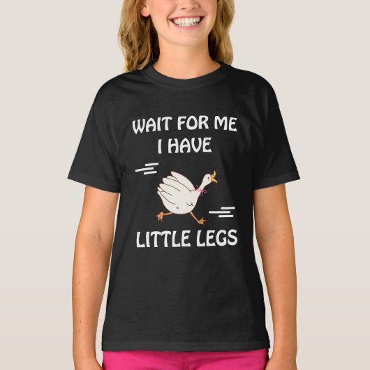 Wait For Me I Have Little Legs – Cute Funny Goose  Tシャツ (正面)