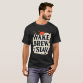 Wake Brew Slay | モチベーションを高めるコーヒークイーン Tシャツ (正面フル)