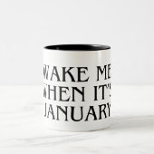 Wake Me When It's January Mug Funny Gift ツートーンマグカップ (中央)