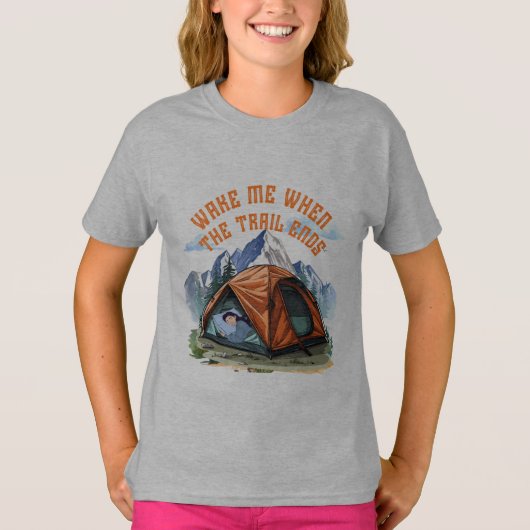 WAKE ME WHEN THE TRAIL ENDS.” – LAZY CAMPER TEE Tシャツ (正面)