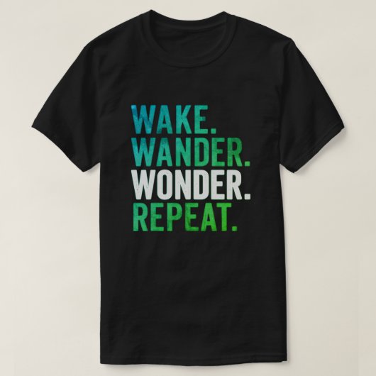 Wake Wander Wonder Repeat トラベル タイポグラフィ Tシャツ (デザイン正面)